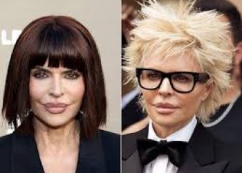 With her new blonde hair, Lisa Rinna attends Paris Fashion Week.